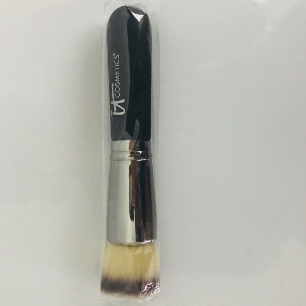 it Cosmetics #6 Foundation Brush